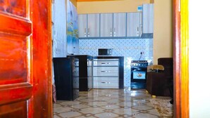 House | Private kitchen | Fridge, microwave, oven, stovetop - K-spot 1 Bedroom Flat Apartment (Kampala)