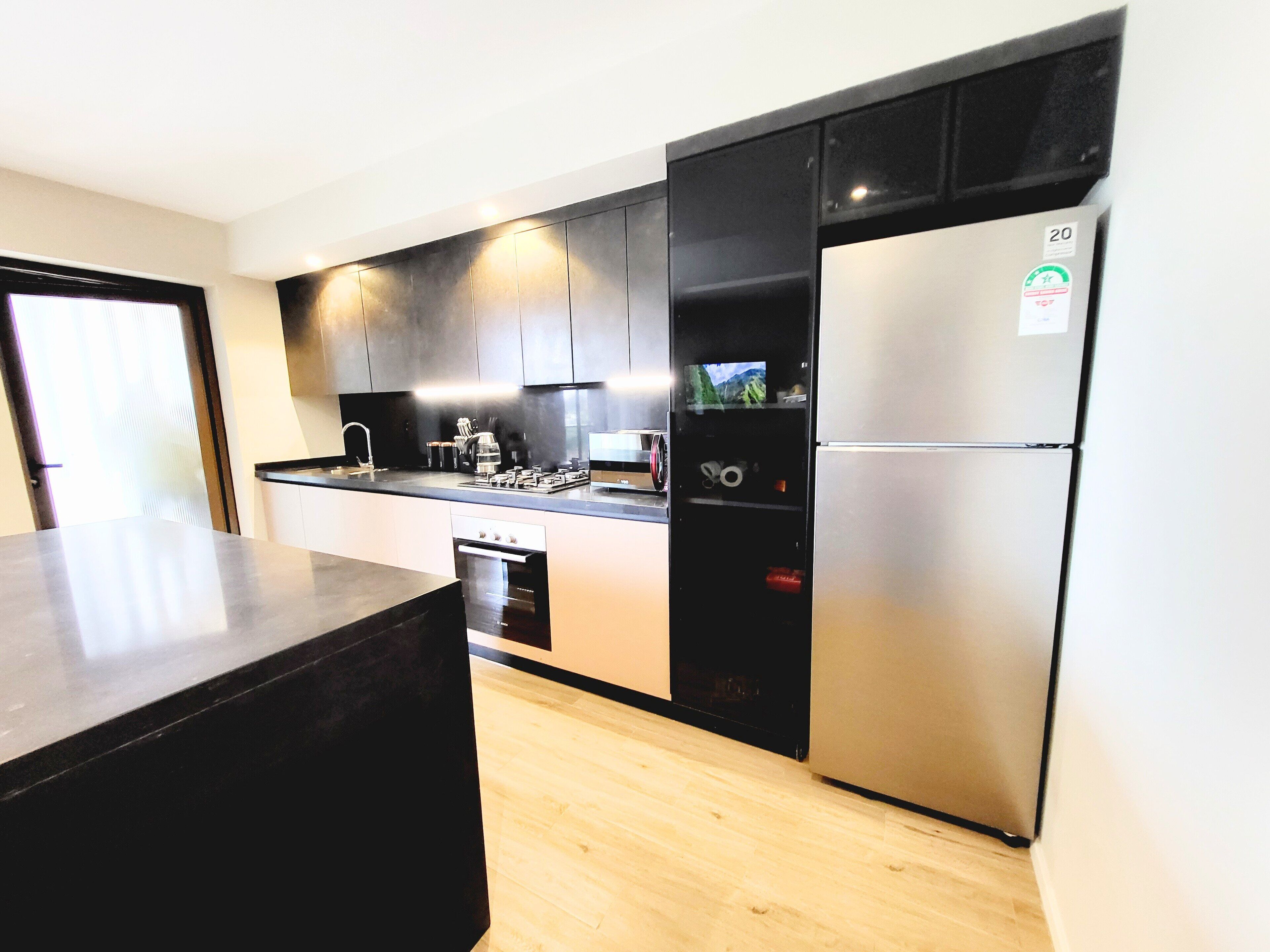 Kylskåp, mikrovågsugn, ugn och spishäll