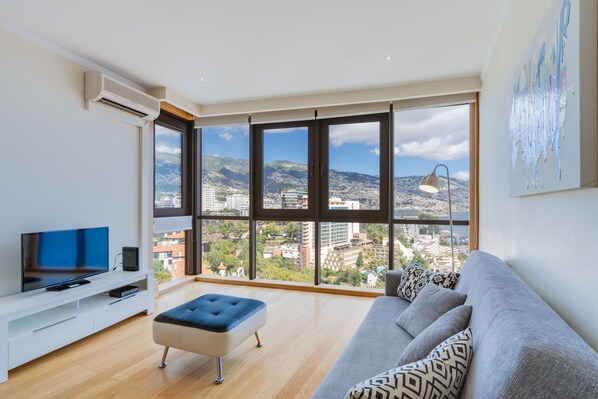 Smart TV - Funchal View Apartment (Funchal)