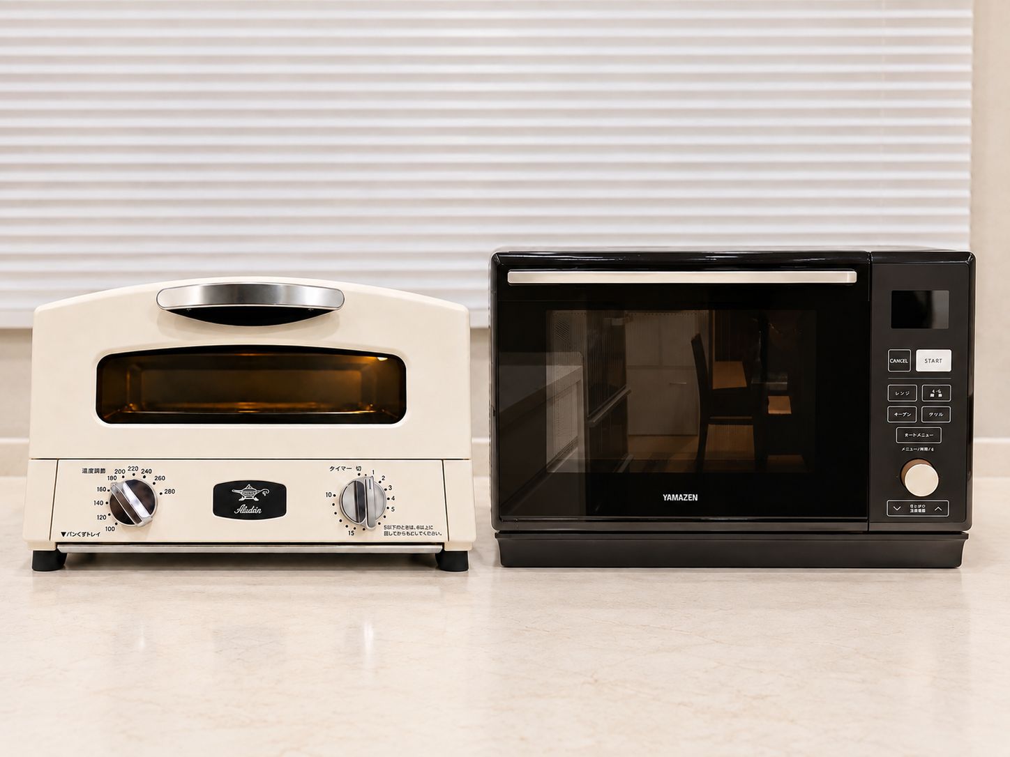Due elettrodomestici da cucina, un forno tostatutto e un microonde, con pannelli di controllo e manopole.