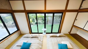 A room with two beds, each with a pillow and a small table. - Eternity Marina HOUSE Onjuku (Onjuku)