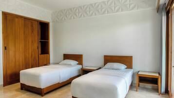 Habitación Deluxe con 2 camas individuales | Caja de seguridad en la habitación, escritorio y insonorización