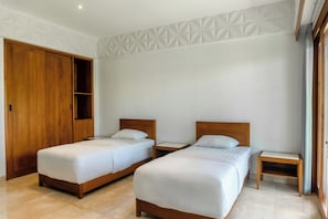 Chambre Deluxe avec lits jumeaux | Coffre-fort, bureau, systĂšme dâinsonorisation, accĂšs au Wi-Fi (inclus)