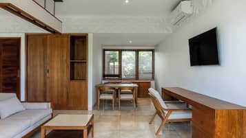 Deluxe Twin Room | In-room safe, desk, soundproofing, free WiFi