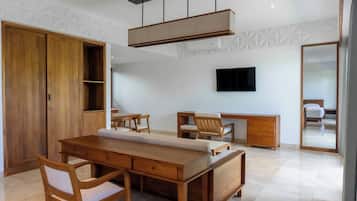 Deluxe Twin Room | 1 bedroom, in-room safe, desk, soundproofing