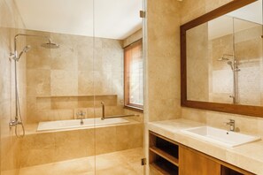 Chambre Deluxe avec lits jumeaux | Salle de bain