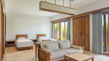 Deluxe Twin Room | In-room safe, desk, soundproofing, free WiFi