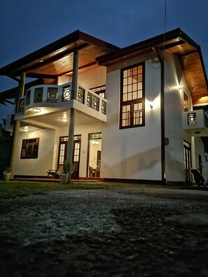 Façade de l’hébergement  – soirée/nuit