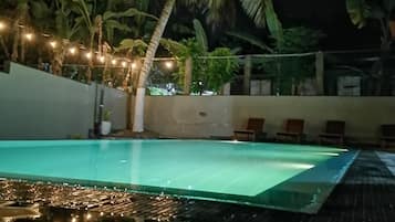 สระว่ายน้ำกลางแจ้ง