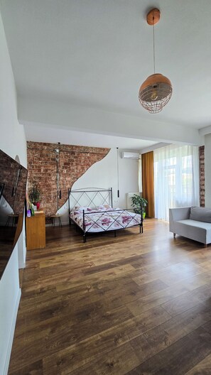 Design-huoneisto, 1 keskisuuri parisänky ja vuodesohva | 1 makuuhuone, ylelliset vuodevaatteet, työpöytä, silitysrauta/-lauta