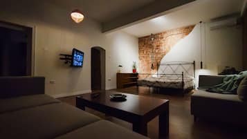 1 dormitorio, ropa de cama de alta calidad, escritorio