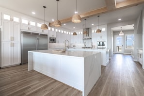 Fridge, microwave, oven, stovetop - BRAND NEW GORGEOUS 5000sf 8 BEDROOM DREAM BEACH FRONT HOME - near Surfside beach (Freeport)