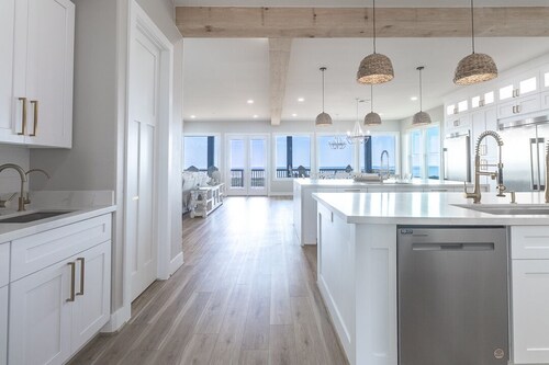 BRAND NEW GORGEOUS 5000sf 8 BEDROOM DREAM BEACH FRONT HOME - near Surfside beach