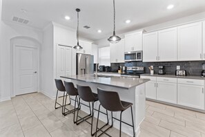 Fridge, microwave, oven, stovetop - Last Minute Disney! Private Pool, Hot Tub & Themed Bedrooms. Book Now! #93351 (Orlando)