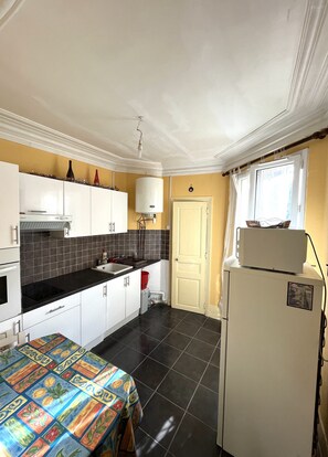 Fridge, microwave, oven, stovetop - Charmant Appartement D'une Chambre au Coeur de Paris (Paris)