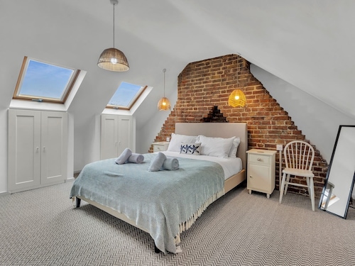 Spacious and Modern Sea Side  - Pass the Keys