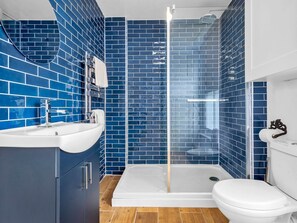 Shower, hair dryer, towels - Spacious and Modern Sea Side  - Pass the Keys (Whitstable)