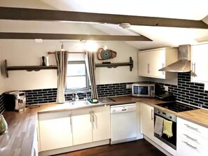 ثلاجة، ميكروويف، فرن، غسالة أطباق