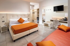 Rom – comfort, flere senger, balkong, delvis sjøutsikt | 1 soverom, dundyner, memory foam-senger og safe på rommet