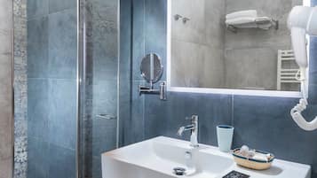 Klassieke kamer, 1 kingsize bed, gedeeltelijk uitzicht op zee | Badkamer | Een douche, een regendouche, een haardroger, een bidet