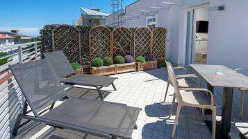 Deluxe-Apartment, 1 King-Bett und Schlafsofa, Terrasse, eingeschränkter Meerblick | Ausblick vom Zimmer