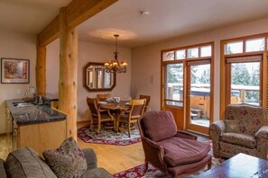 Een televisie en een stereo