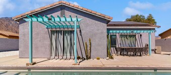Luxe Palm Springs home with pool, covered outdoor kitchen, & mtn views, dogs OK