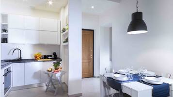 Coffee/tea maker, fridge, oven, stovetop