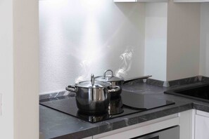 Kühlschrank, Ofen, Herdplatte, Geschirrspüler