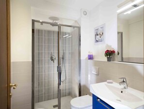 Douche, séchoir à cheveux, bidet, serviettes fournies