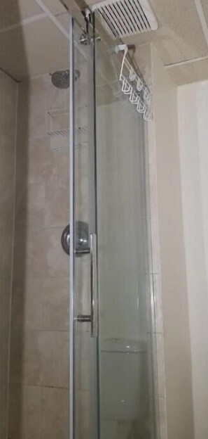 Secador de pelo, toallas, jabón y papel higiénico