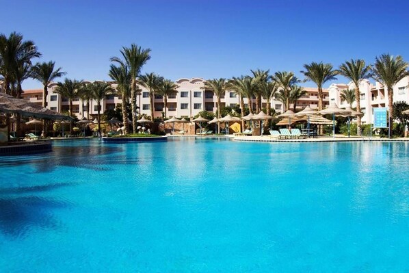 Apartment | Pool | Outdoor pool - Designer Studio With Amazing Views of the Red Sea! (Sahl Hasheeh)