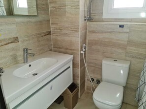 タオル、石鹸、トイレットペーパー