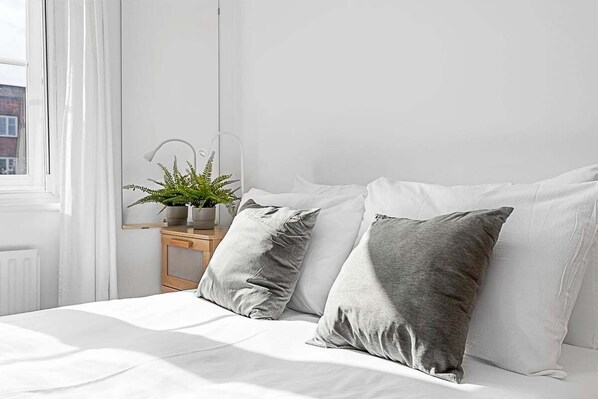 3 habitaciones, tabla de planchar con plancha, internet y ropa de cama 