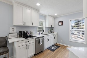 Kjøleskap, mikrobølgeovn, ovn og kokeplater