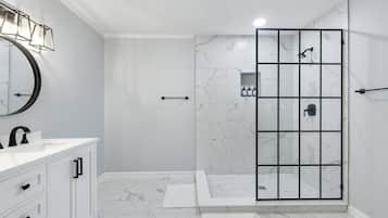 Douche, serviettes fournies, savon, shampoing