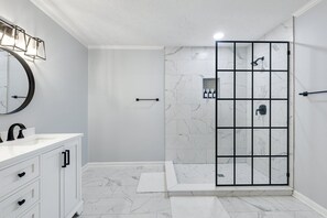 Douche, serviettes fournies, savon, shampooing