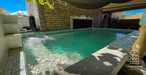 Una piscina cubierta