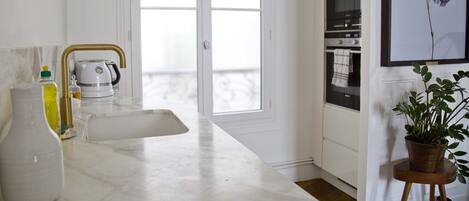 ثلاجة، ميكروويف، فرن، موقد طهي مسطح