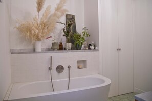 Haartrockner, Handtücher, Seife, Shampoo
