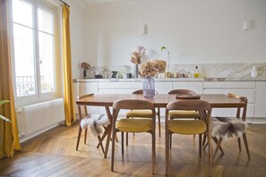 Dining - Charming Heart of Marais - Luxurious & Well-Equipped Apartment 🏠💞🇫🇷 (Paris)