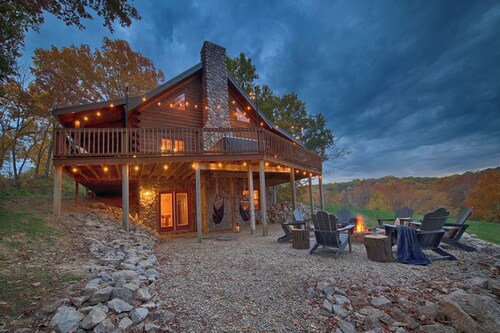 Secluded w/ View! Hot tub! Sauna! Sleeps 14!