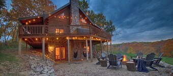 Secluded w/ View! Hot tub! Sauna! Sleeps 14!