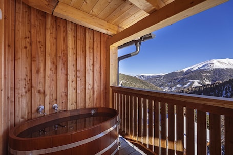 Outdoor spa tub. Apartment for up tp 8 people with Hot Tub