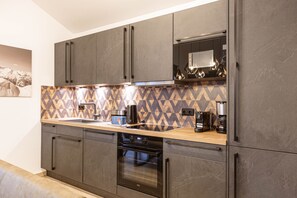 Frigorifero, microonde, forno, piano cottura