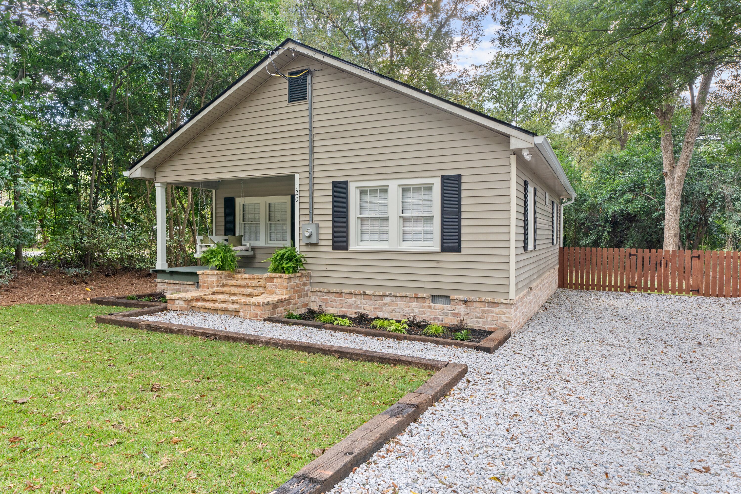 Remodeled historical cottage! 5 minute walk to Georgia College & downtown Milly!