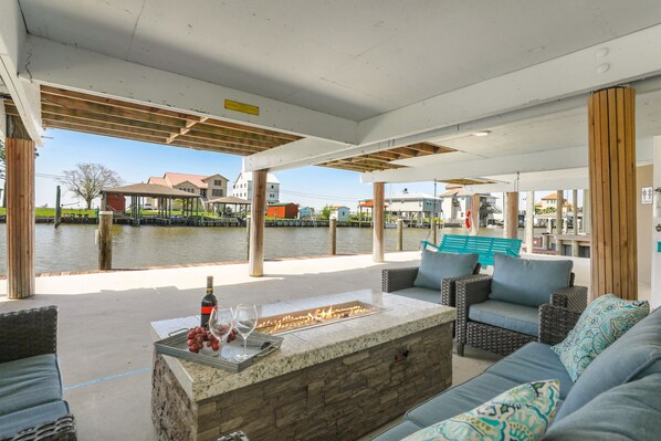 Terrace/patio - Picturesque Lake house 20 minutes from New Orleans. . . Superbowl. .. Mardi Gras (Slidell)