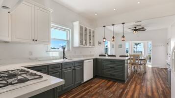 Køleskab, mikrobølgeovn, ovn, kogeplade