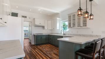 Køleskab, mikrobølgeovn, ovn, kogeplade