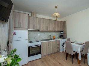 Junior Apartment | Private kitchen | Oven, stovetop, electric kettle, cookware/dishes/utensils